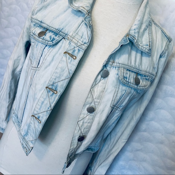 💎5/$25💎 Light Blue Jeans Jacket - Picture 1 of 5